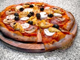 Pizza Capricciosa (Schinken, Pilze, Oliven, Artischocken)