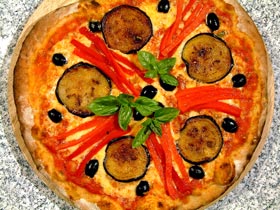 Pizza  Vegetaria (Aubergine, Paprika und Oliven)